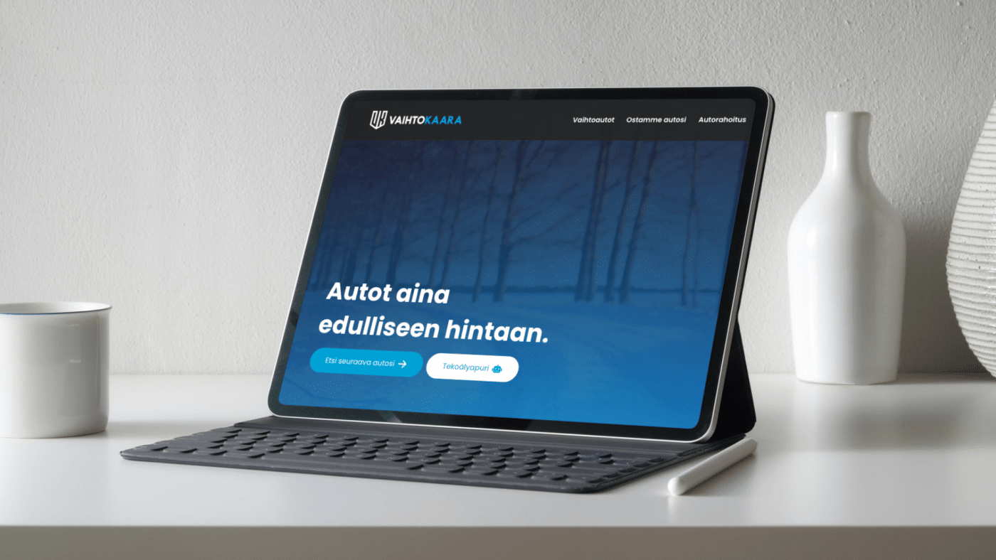 Tabletti, jossa Vaihtokaaran verkkosivusto on auki valkoisella pöydällä.